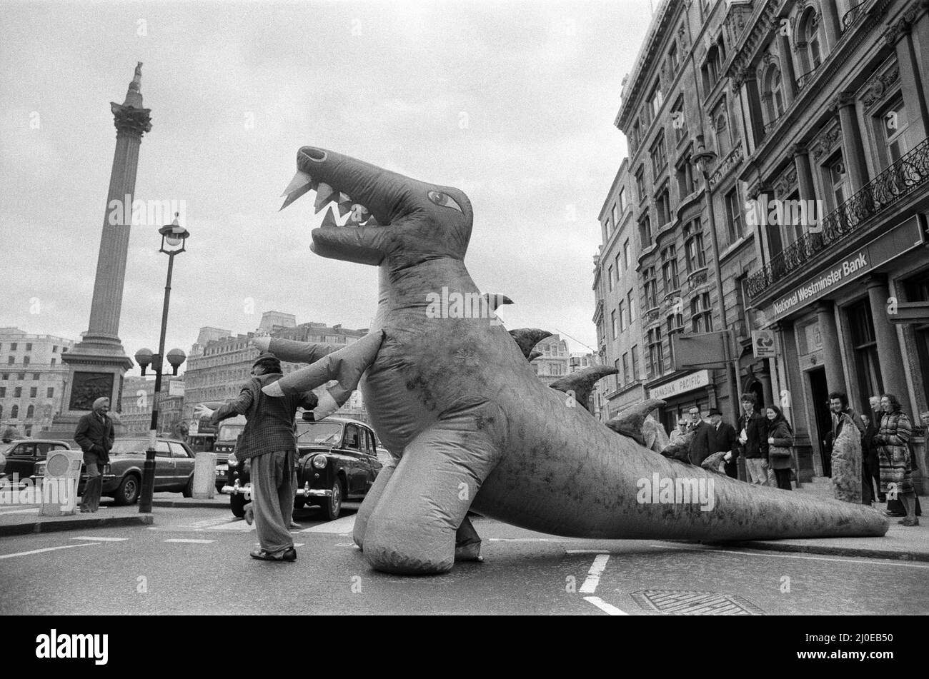 Due dinosauri alti come un autobus a due piani si combattono a vicenda in Trafalgar Square a Londra. L'evento è destinato a pubblicizzare la mostra ragazzi e ragazze che aprirà ad Alexandra Palace il 10th marzo. Gli enormi mostri a grandezza naturale combattono nel combattimento mortale alla Mostra. 6th marzo 1979. Foto Stock