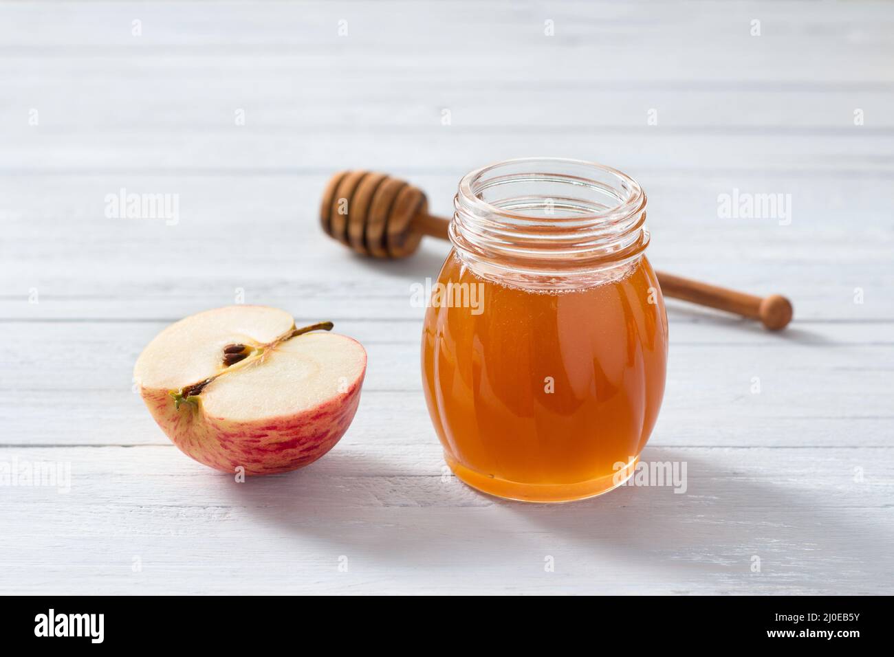 Mele e miele su sfondo ligneo per il nuovo anno ebraico rosh hashanah Foto Stock