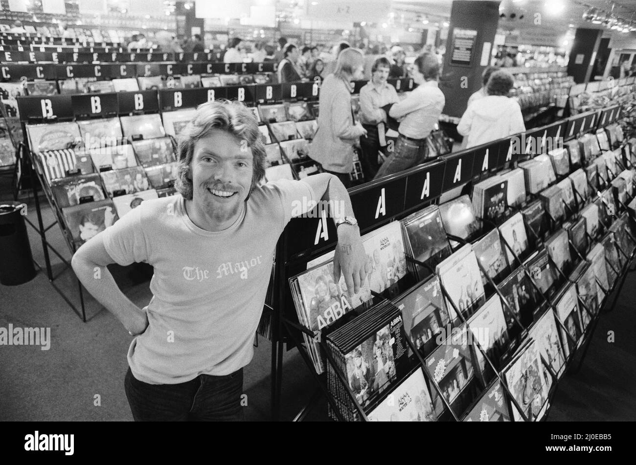 Richard Branson, 28 anni di mastermind dietro la Virgin Music Company. Visto qui nel suo negozio di registrazione Virgin Mega Store. In questo set di 21 immagini , Richard è visto rilassarsi sulla sua casa galleggiante, andando a lavorare, nel suo studio di registrazione The Townhouse in West London, e nel nuovissimo Virgin Mega Store con alcuni dei £3.000.000 dischi e nastri in background. Foto di Bill Rowntree Foto scattata il 4th luglio 1979 Foto Stock