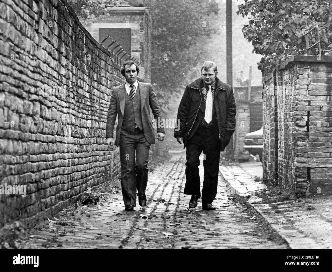 I detective Jim Butterworth (a sinistra) e il sergente John Mackrill camminano lungo il viale di Bradford dove Barbara Leach fu assassinata da Peter Sutcliffe. 31st ottobre 1979. Foto Stock
