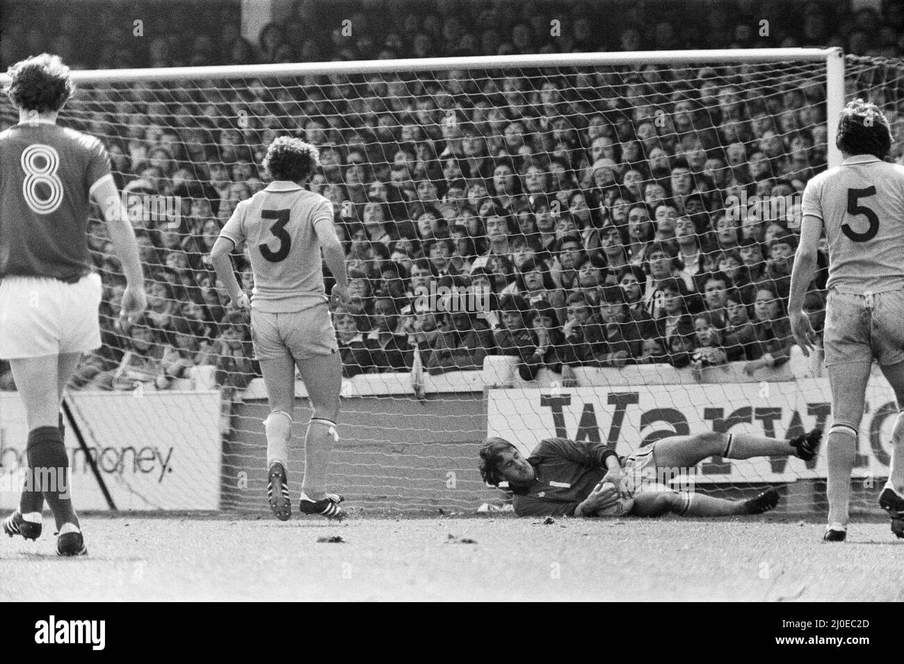 Coventry City / Nottingham Forest a Highfield Road. Il gioco è terminato nel 0-0 e questo punto è stato sufficiente per Nottingham Forest di prendere il titolo. (Foto) il portiere della Coventry raccoglie la palla. 22nd aprile 1978 Foto Stock