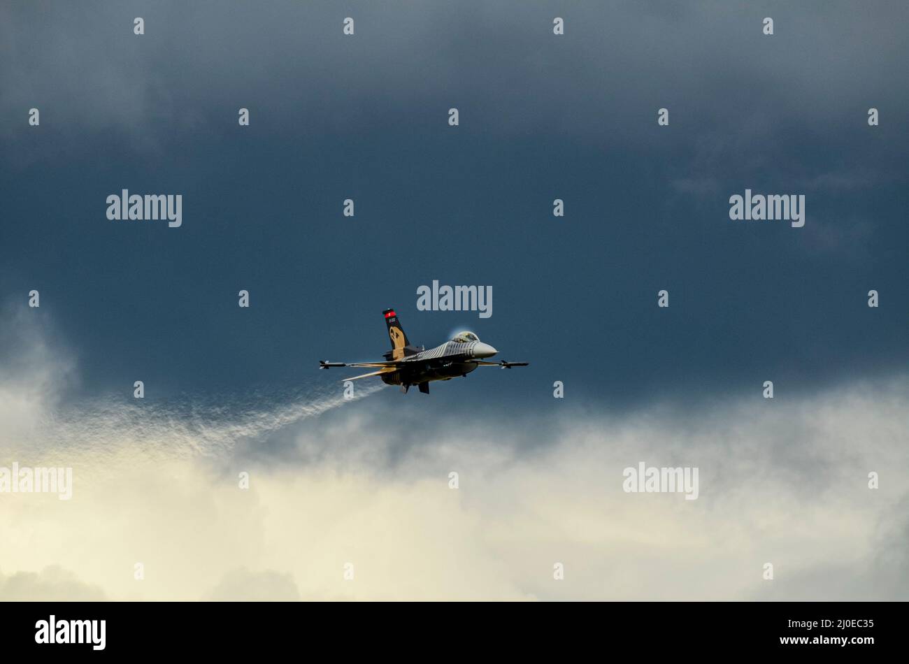Solo Turk, Turkish Air Force General Dynamics F-16 Fighting Falcon jet fighter al RIAT, RAF Fairford airshow. Volare a velocità fuori dal cielo nero Foto Stock