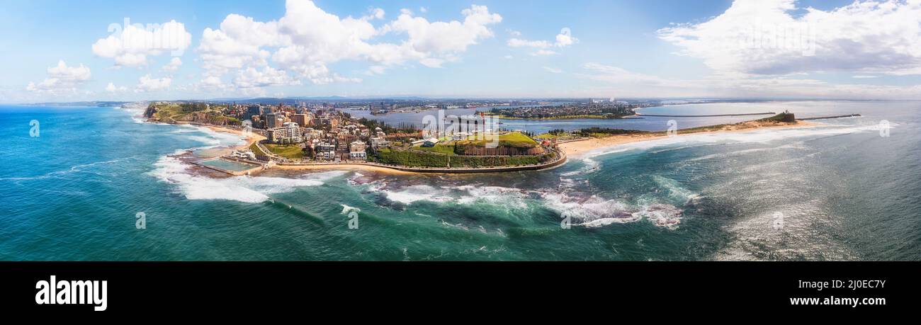 Ampio panorama aereo della città di Newcastle in Australia sulla costa dell'oceano Pacifico - hub industriale e porto merci. Foto Stock