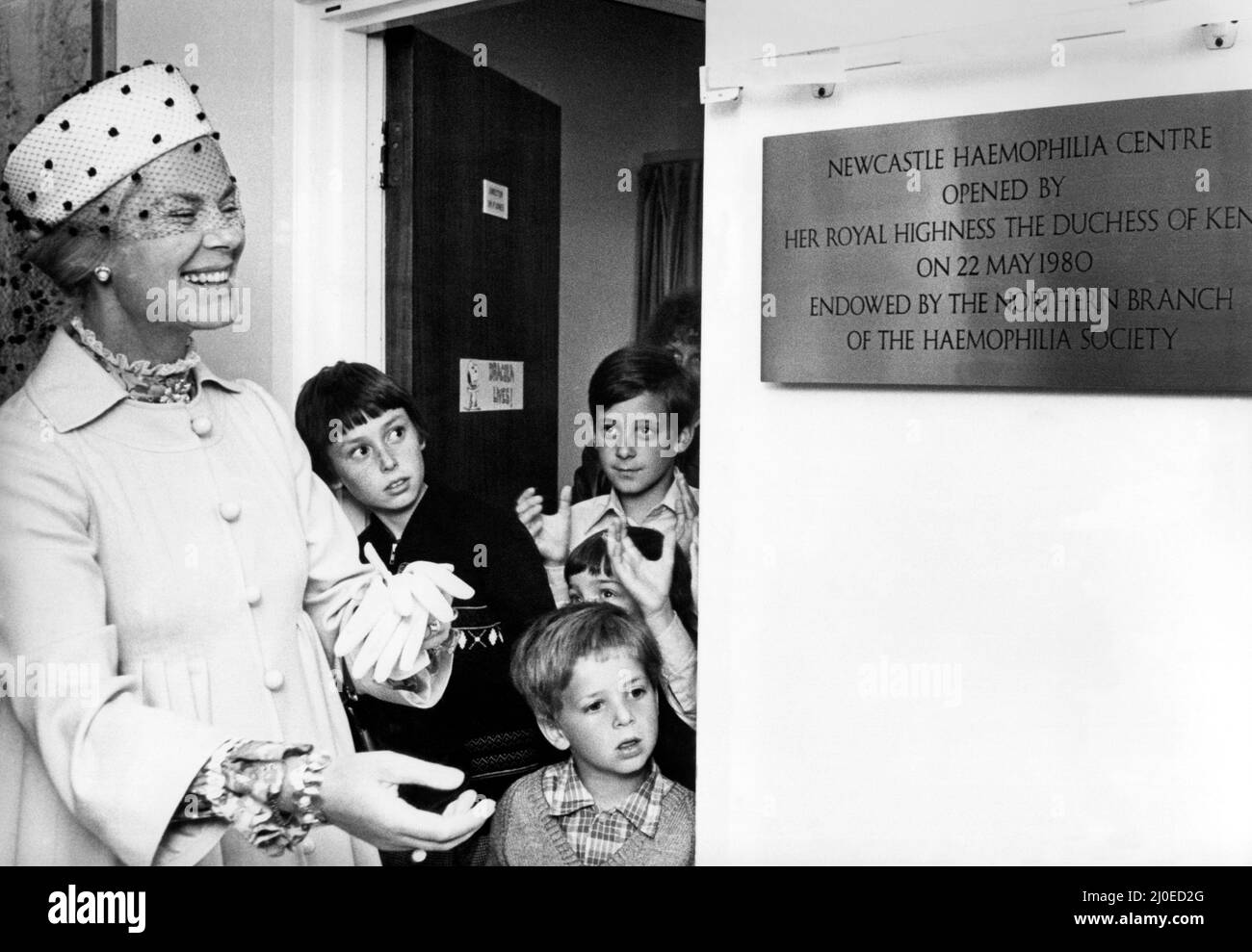 Il Principe Edoardo di Kent - il Duca e la Duchessa di Kent visita reale Nord Est la Duchessa di Kent apre ufficialmente il Centro Haemophillia al Royal Victoria Infirmaty Hospital di Newcastle 22 maggio 1980 Foto Stock