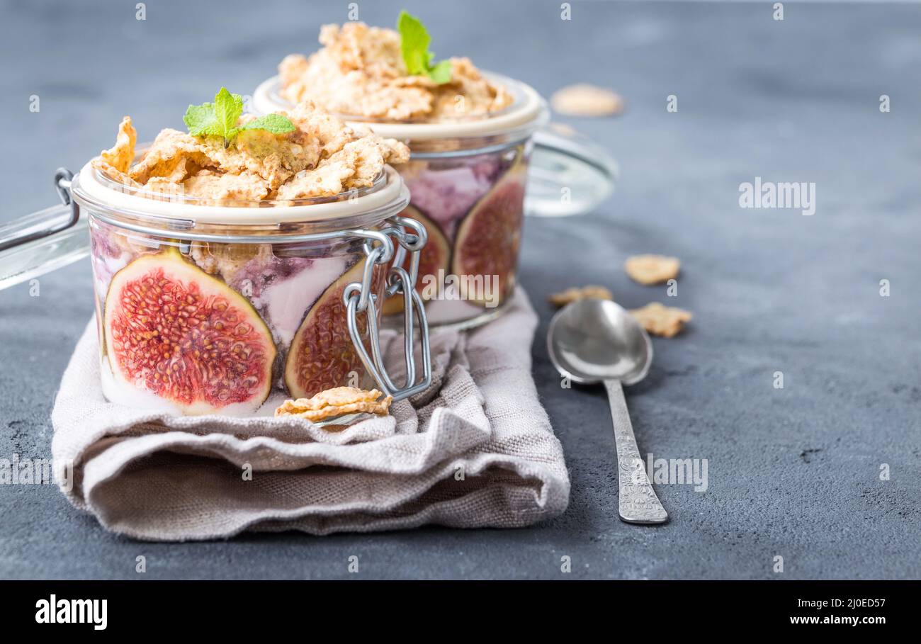 Yogurt in vasetto con muesli Foto Stock