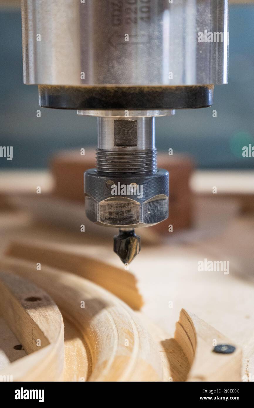 approccio alla fresatura di un router cnc al lavoro in officina Foto Stock