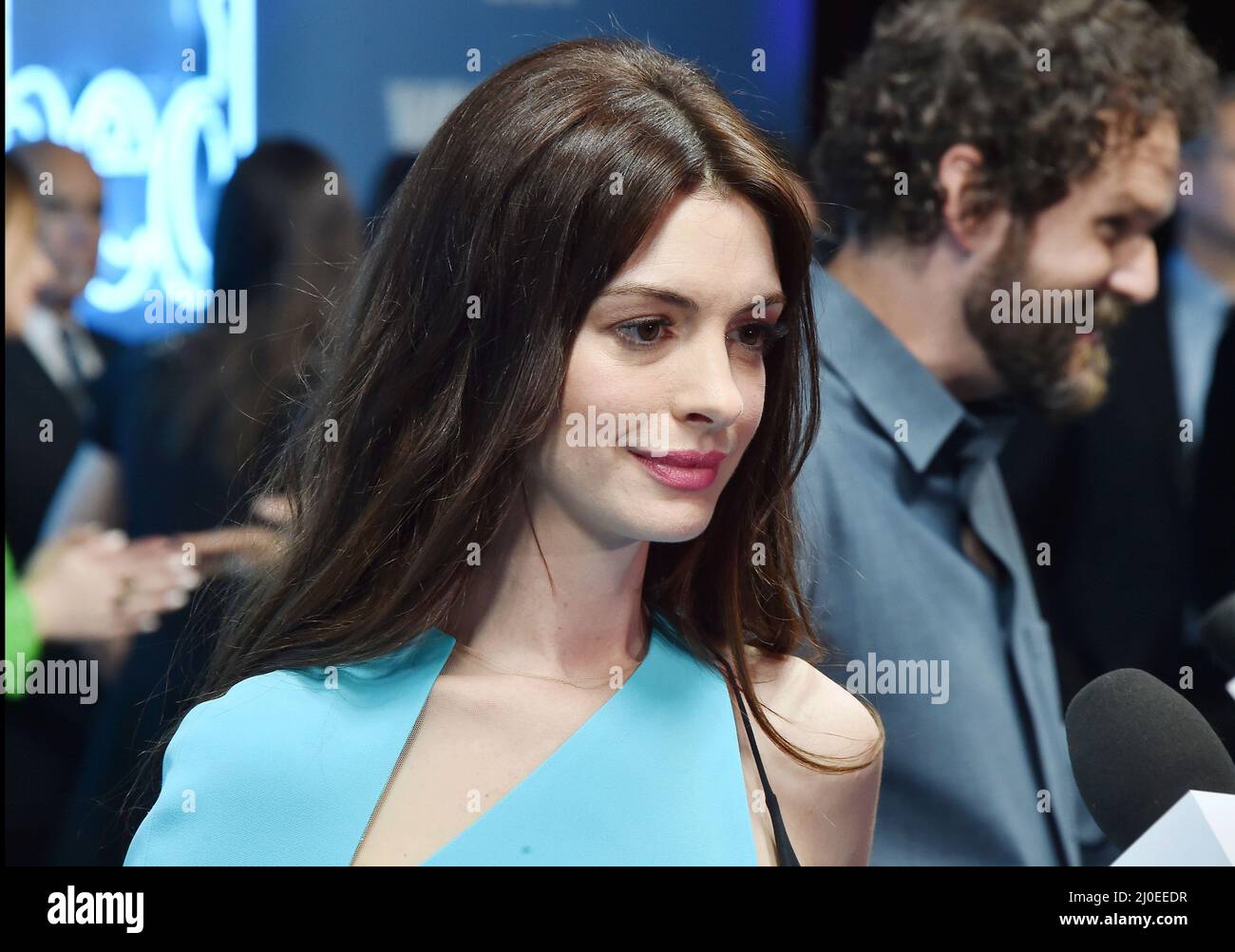 Los Angeles, CA. 17th Mar 2022. Anne Hathaway partecipa alla prima mondiale del 'WeCrashed' di Apple TV all'Academy Museum of Motion Pictures il 17 marzo 2022 a Los Angeles, California. Credit: Jeffrey Mayer/JTM Photos/Media Punch/Alamy Live News Foto Stock