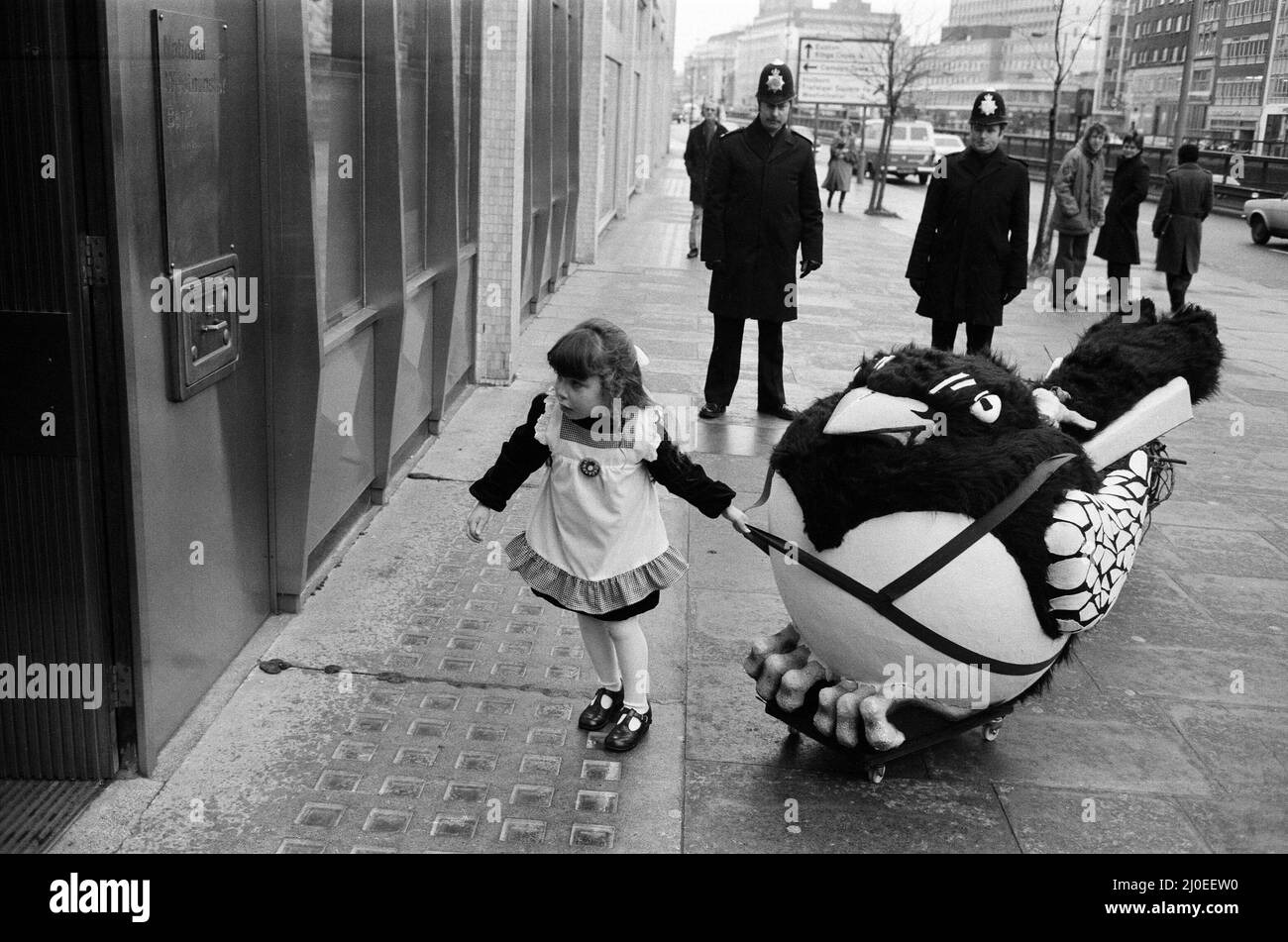 Rebecca Jackson, 5 anni, invia il suo risparmio anno al programma televisivo 'Maglie' 1977 appello di Natale. È stata scelta per mostrare alcuni dei record ¿232.894 andando alla banca. Il 'money' era in sacchi nel nido trainato da un gigante Magpie chiamato Murgatroyd, l'uccello del programma. Con una scorta di polizia il denaro è stato spostato in banca lungo la strada. 31st gennaio 1978. Foto Stock