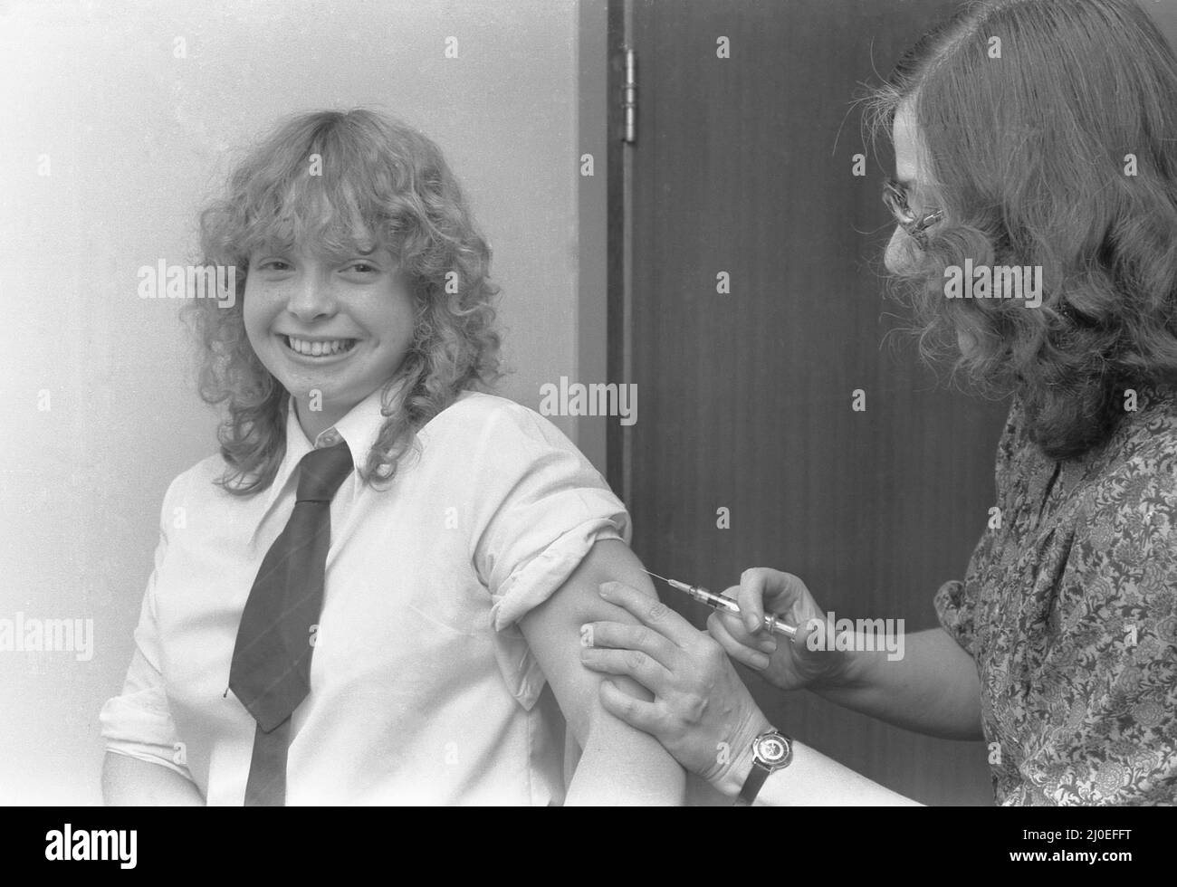 Marion Pollock, 15, si sottopone ad un'iniezione contro il morbillo tedesco (Rubella) che proteggerà la salute di tutti i futuri bambini che potrebbe avere. Marion è la figlia del Dott. George Pollock, ufficiale medico di zona per Coventry.6th Giugno 1979 Foto Stock
