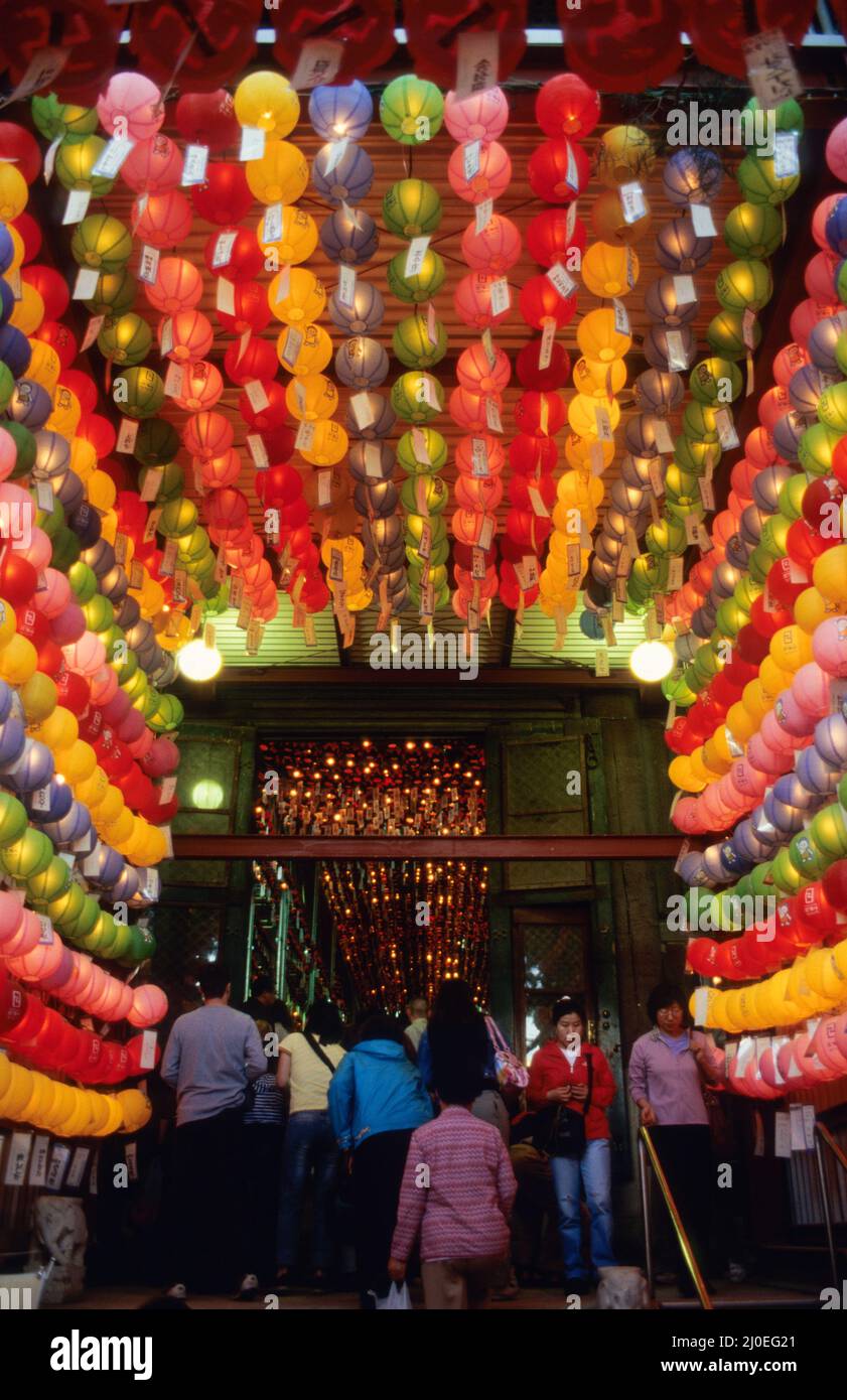 Un cielo pieno di lanterne. In onore del compleanno di Buddha molte strade a Seoul e le aree d'ingresso dei templi sono decorate con lanterne di carta, con schede allegate che portano i desideri dei credenti buddisti. Foto Stock