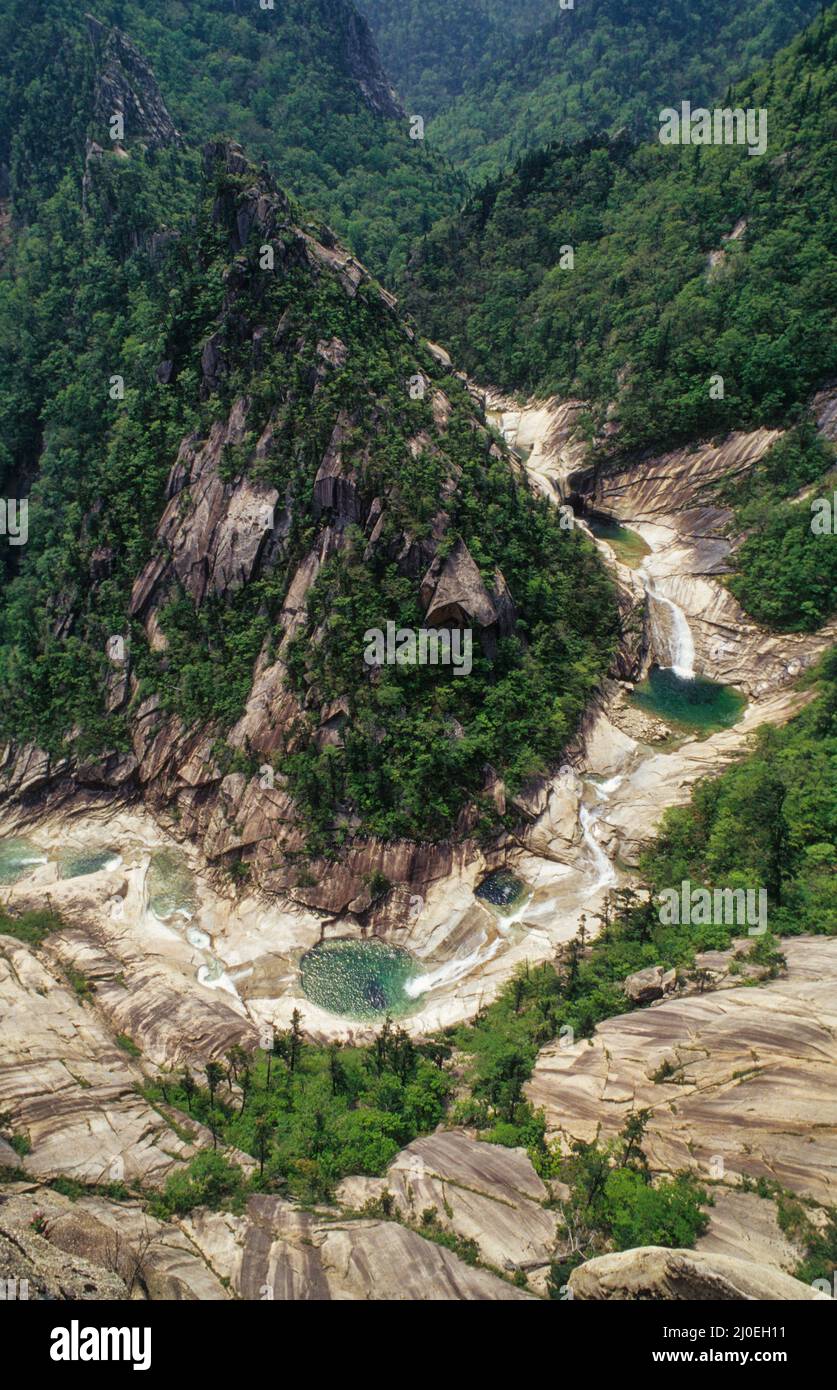 Le montagne di Kumgang della Corea del Nord sono famose per il loro paesaggio spettacolare e le vedute con fiumi limpidi. Foto Stock