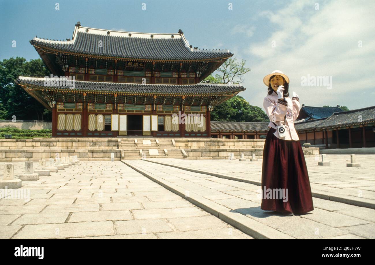 Una visita guidata del palazzo di fronte a Injeongjeon, l'ex sala principale dei re Joseon al Palazzo Changdeokgung di Seoul. Foto Stock