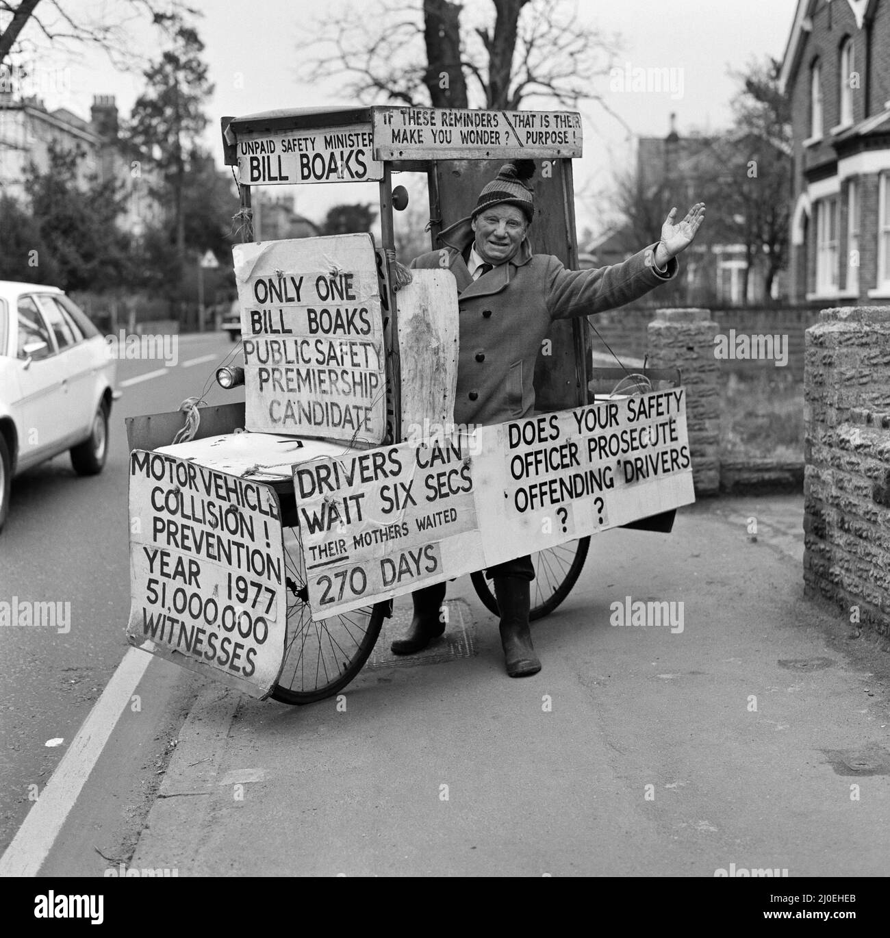 Il comandante Bill Boaks parte dalla sua casa vicino a Kingston nella sua speciale forma di trasporto elettiva - una bicicletta convertita. Il tempo delle elezioni è occupato per il comandante Bill Boaks, R.N., da oltre 30 anni Bill cerca di essere eletto in Parlamento e ha già perso oltre £2000 depositi perché non entra mai. 10th aprile 1979. Foto Stock