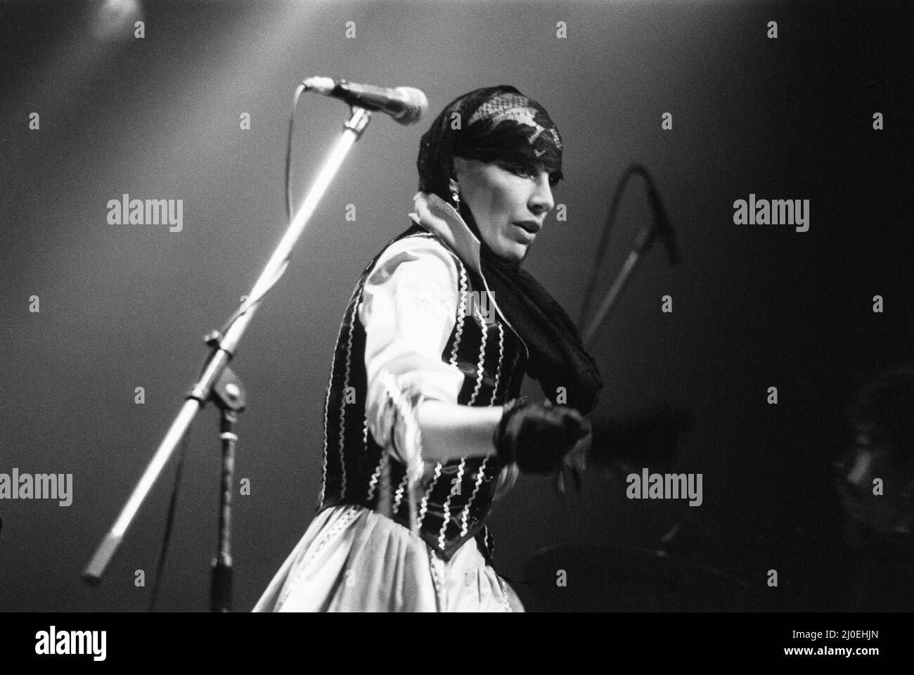 Annie Lennox, cantante leader con il turista visto qui in scena nella notte di apertura del Reading Rock Festival 1979. 24th agosto 1979 Foto Stock
