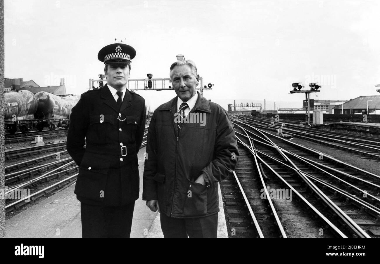L'ispettore della polizia del trasporto ferroviario britannico Maurice King (a sinistra) e l'ispettore della locomotiva, Harry Friend il 29th maggio 1980 Foto Stock