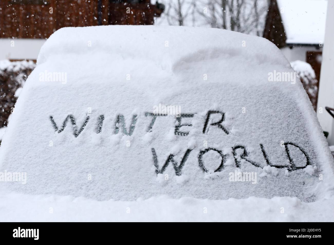 Parabrezza innevato sull'auto Foto Stock