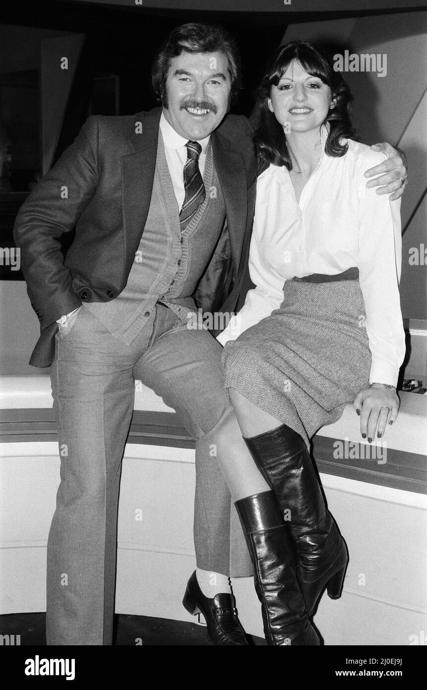 Dickie Davies presentatore di ITV con il suo nuovo direttore Patricia Mardochai. London Weekend Television Studios, Londra. 2nd gennaio 1979. Foto Stock