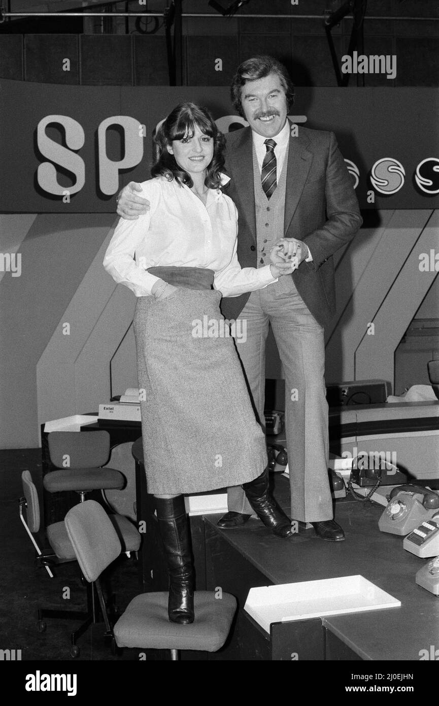 Dickie Davies presentatore di ITV con il suo nuovo direttore Patricia Mardochai. London Weekend Television Studios, Londra. 2nd gennaio 1979. Foto Stock