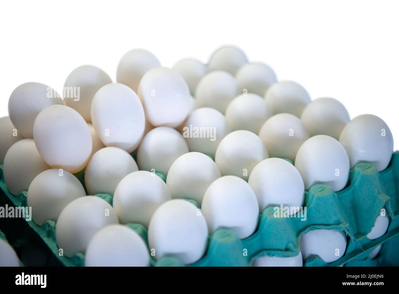 Diverse uova bianche su sfondo bianco isolato Foto Stock