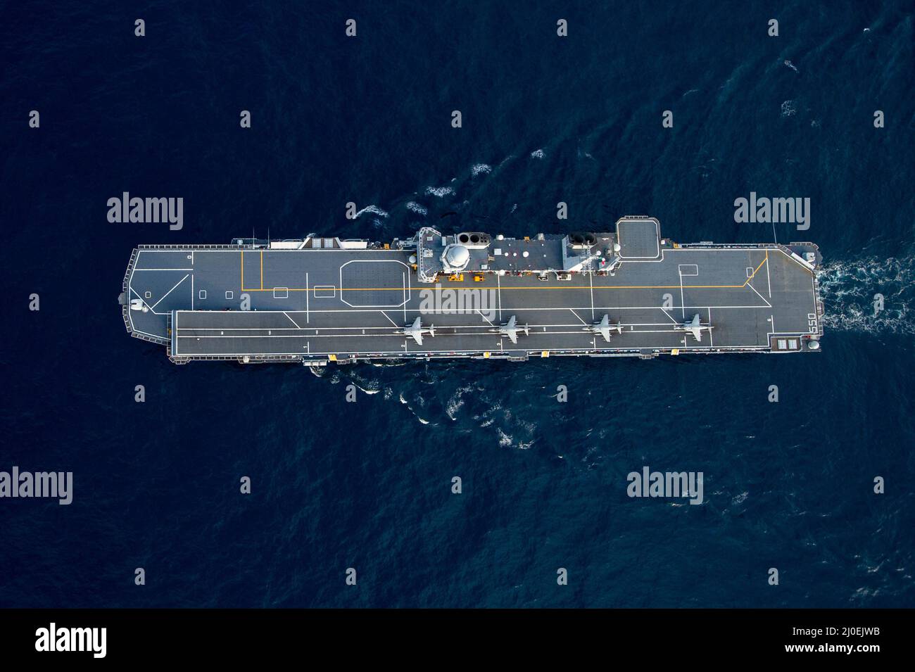 220317-N-DH793-1475 IONIAN SEA (MAR. 17, 2022) il vettore aereo italiano ITS Cavour (C 550) transita nel Mar Ionio, 17 marzo 2022. Il Gruppo Harry S. Truman Carrier Strike è in fase di implementazione nell'area della Sixth Fleet degli Stati Uniti a sostegno degli interessi degli Stati Uniti, degli alleati e dei partner in Europa e Africa. (STATI UNITI Foto Navy di Mass Communication Specialist 3rd Classe Bela Chambers) Foto Stock