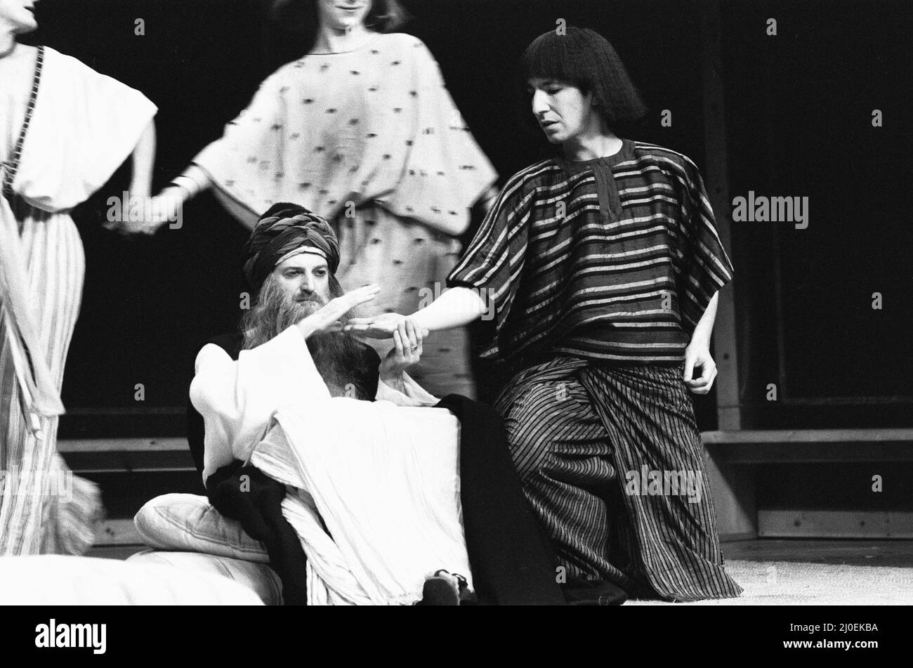 Un giovane Alan Rickman (all'estrema destra) di Antony e Cleopatra alla RSC di Stratford diretto da Peter Brook. 3rd ottobre 1978 Foto Stock
