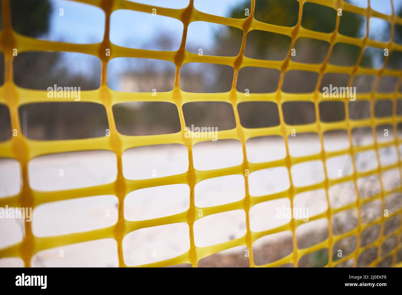 dettaglio di una recinzione o rete di protezione per la segnalazione o la delimitazione in un cantiere Foto Stock