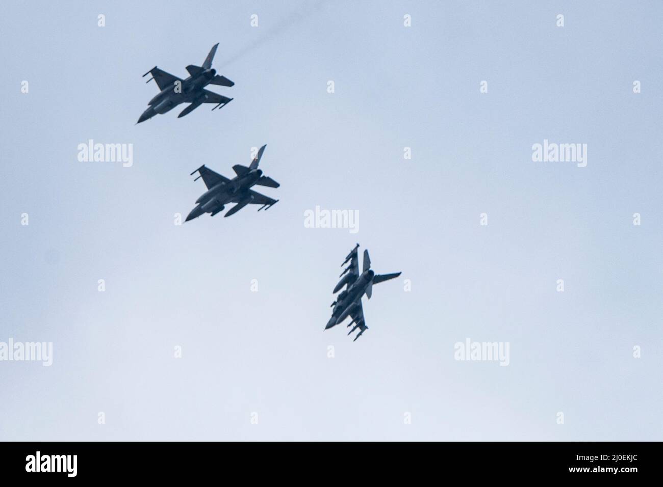 US Air Force F-16 Fighting Falcon velivolo assegnato al 480th Fighter Squadron a Spangdahlem Air base, Germania, insieme a rumeno F-16s da 86th AB, Romania, volare in formazione prima di atterrare alla 86th AB, Romania, 14 marzo 2022. Il dispiegamento del F-16s alla Romania è volto a rafforzare la posizione difensiva collettiva della NATO. (STATI UNITI Air Force foto di Senior Airman Ali Stewart) Foto Stock