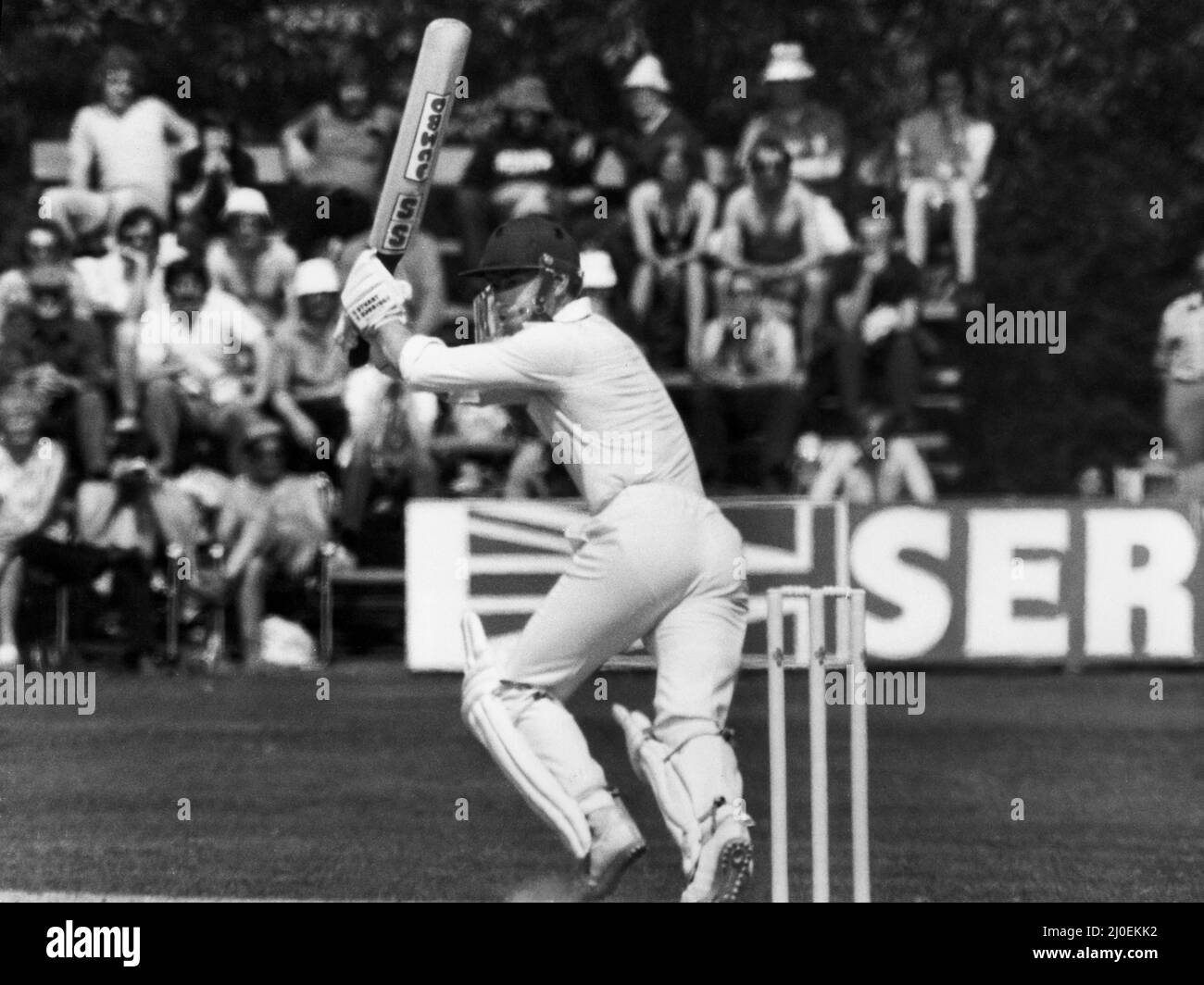 Derbyshire contro Lancashire, Benson & Hedges Cup, 1980 (Picture) David Lloyd, sulla strada per un altro record nella Benson and Hedges Cup, ha già tenuto il record di collaborazione di wicket 3rd con lo skipper Frank Hayes, (1973) e ora con Bernard Reidy ha creato un record del 184 per lo stand del 4th. Il Lancashire ha vinto 33 corse. 17 maggio 1980 Foto Stock