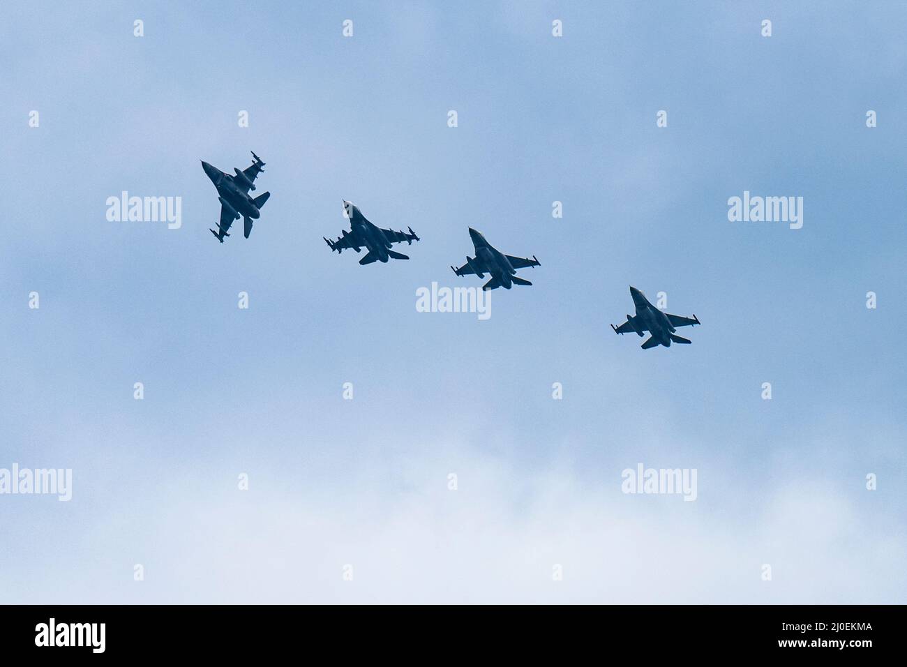US Air Force F-16 Fighting Falcon velivolo assegnato al 480th Fighter Squadron a Spangdahlem Air base, Germania, insieme a rumeno F-16s da 86th AB, Romania, volare in formazione prima di atterrare alla 86th AB, Romania, 14 marzo 2022. Gli aerei e gli equipaggi lavoreranno a stretto contatto con gli Alleati nella regione del Mar Nero per rafforzare la sicurezza regionale. (STATI UNITI Air Force foto di Senior Airman Ali Stewart) Foto Stock