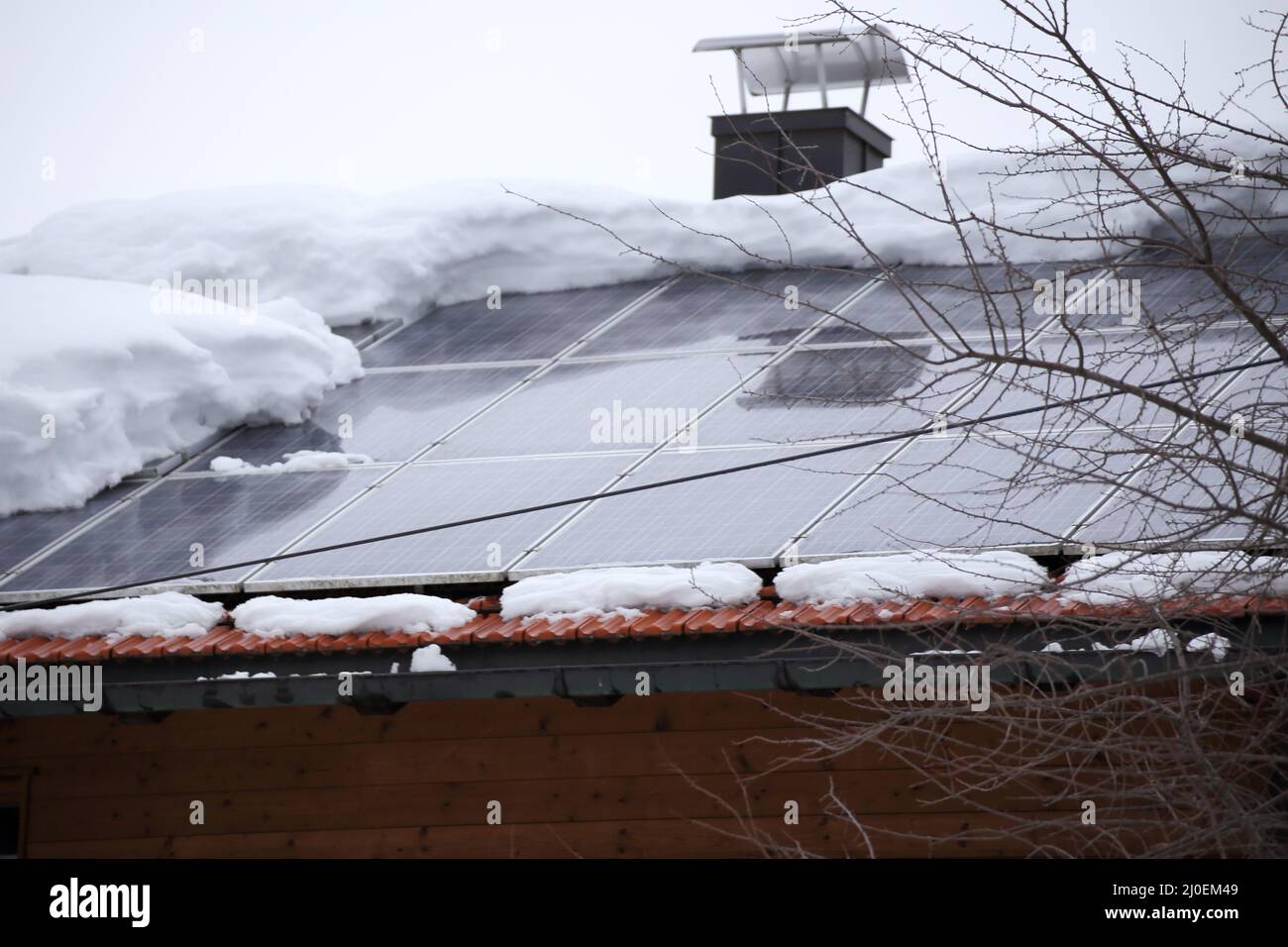 Neve sul tetto fotovoltaico Foto Stock
