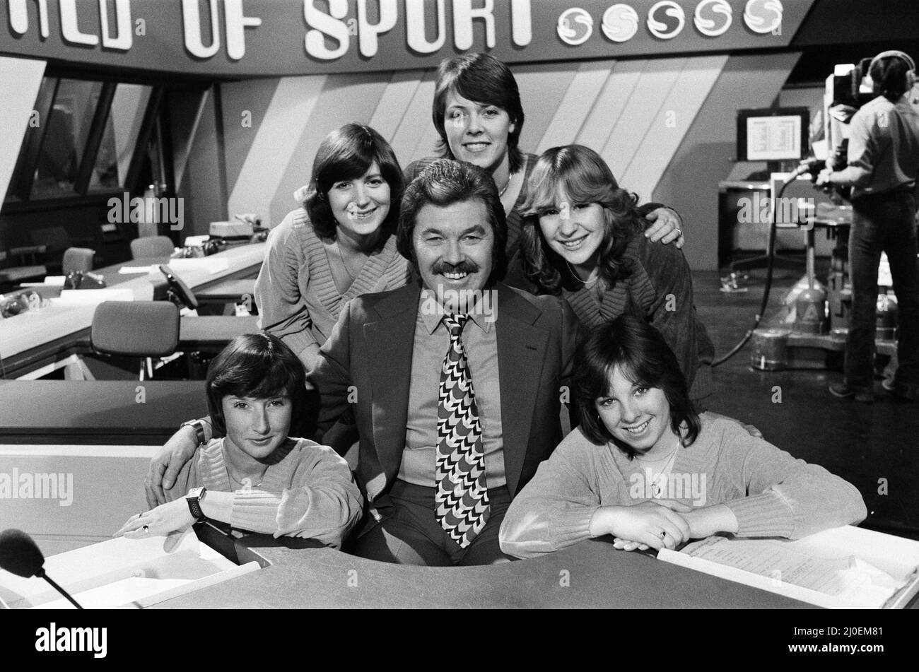 Dickie Davies, presentatore del "mondo dello sport" di ITV, con cinque donne che lavorano con lui. Raffigurato con Dickie, Dinah Quinnen (segretario di Dickie), Linda King, sue Turner, Carole Chessun e Carolyne Astbury. 29th febbraio 1980. Foto Stock