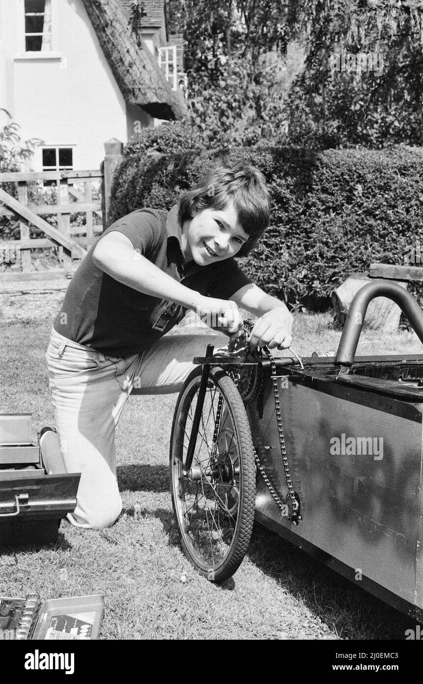 Concorso per motori elettrici Lucas ¿2000. L'immagine mostra il numero dell'auto: 16. Spettacolo di immagini Nicholas Grant, 15 anni, di Stisted, Essex, vicino a Brainstree, Con la sua auto elettrica a motore chiamata Tornado. Nicholas non è abbastanza vecchio per guidare se stesso in modo da ha assunto un amico. È tutto il design di Nicholas. L'immagine mostra Nicholas nel motore. Foto scattata il 2nd agosto 1979 Foto Stock