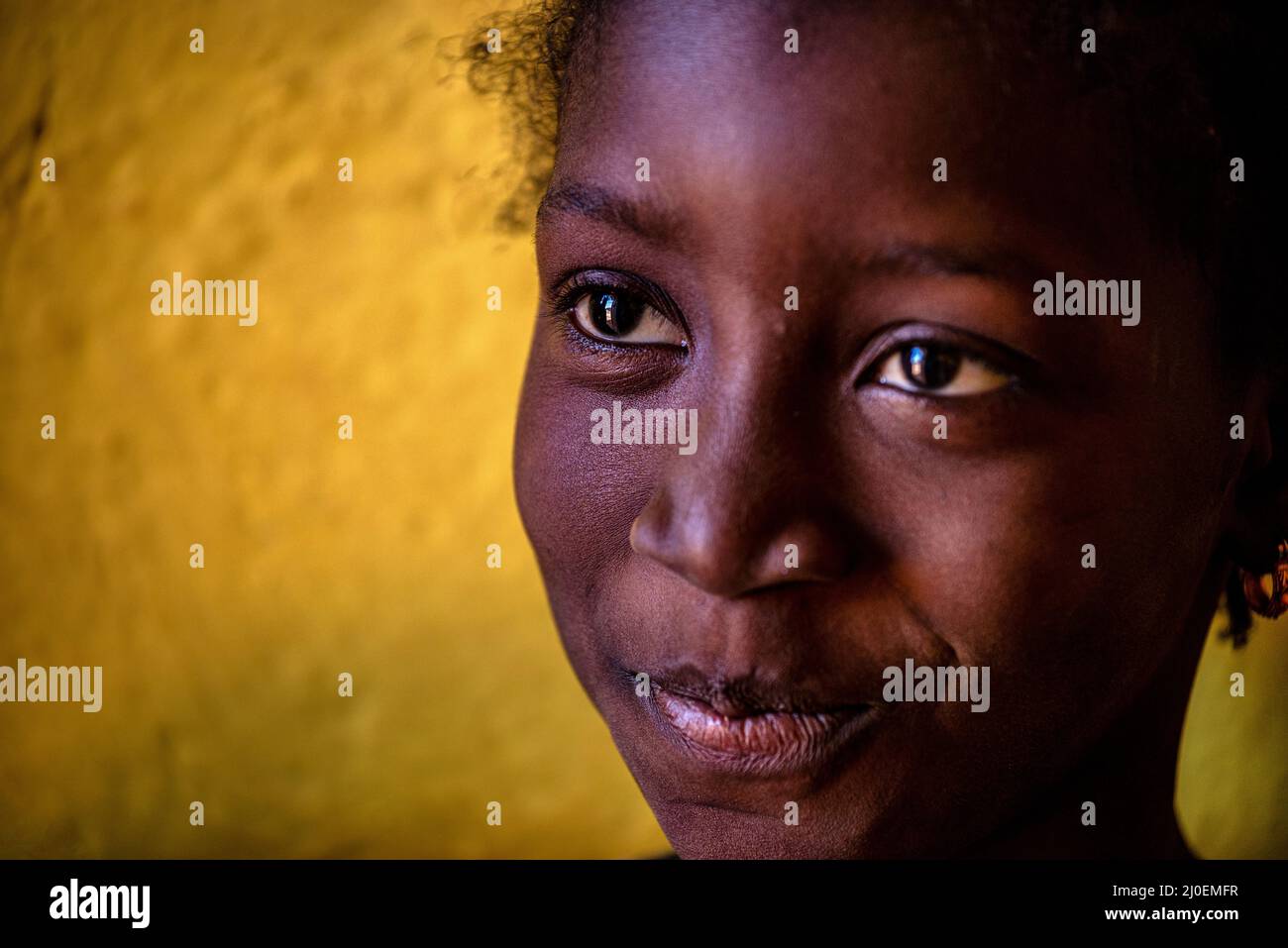 Primo piano ritratto di una ragazza mauritana sorridente, Zouerat, Mauritania Foto Stock