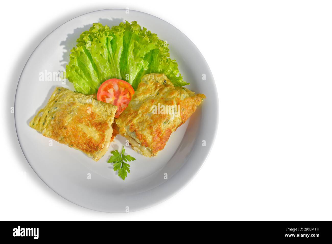 Omelette farcite con formaggio fuso e insalata Foto Stock