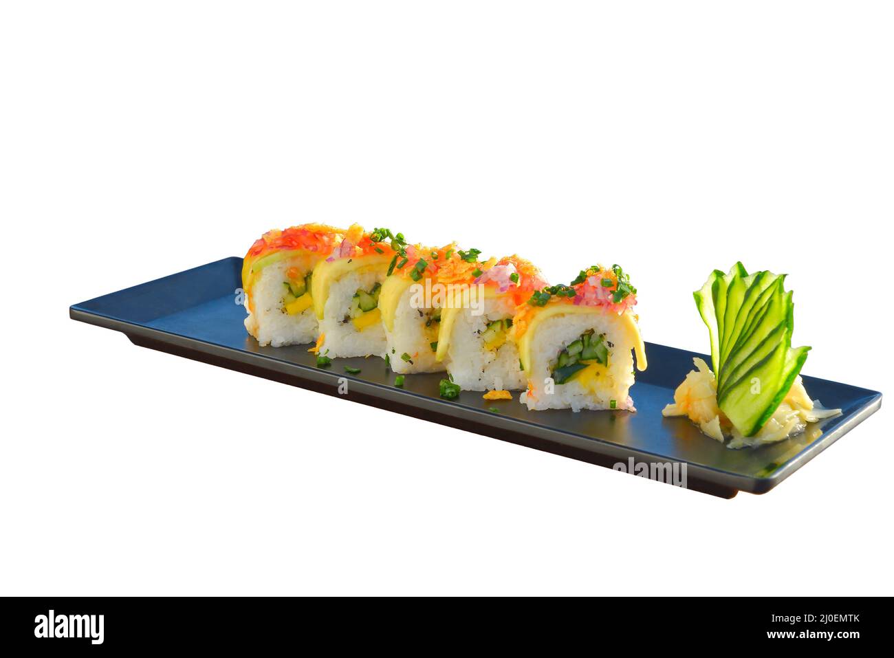 Sushi roll vegetariano con mango, cetriolo, prezzemolo. Foto Stock