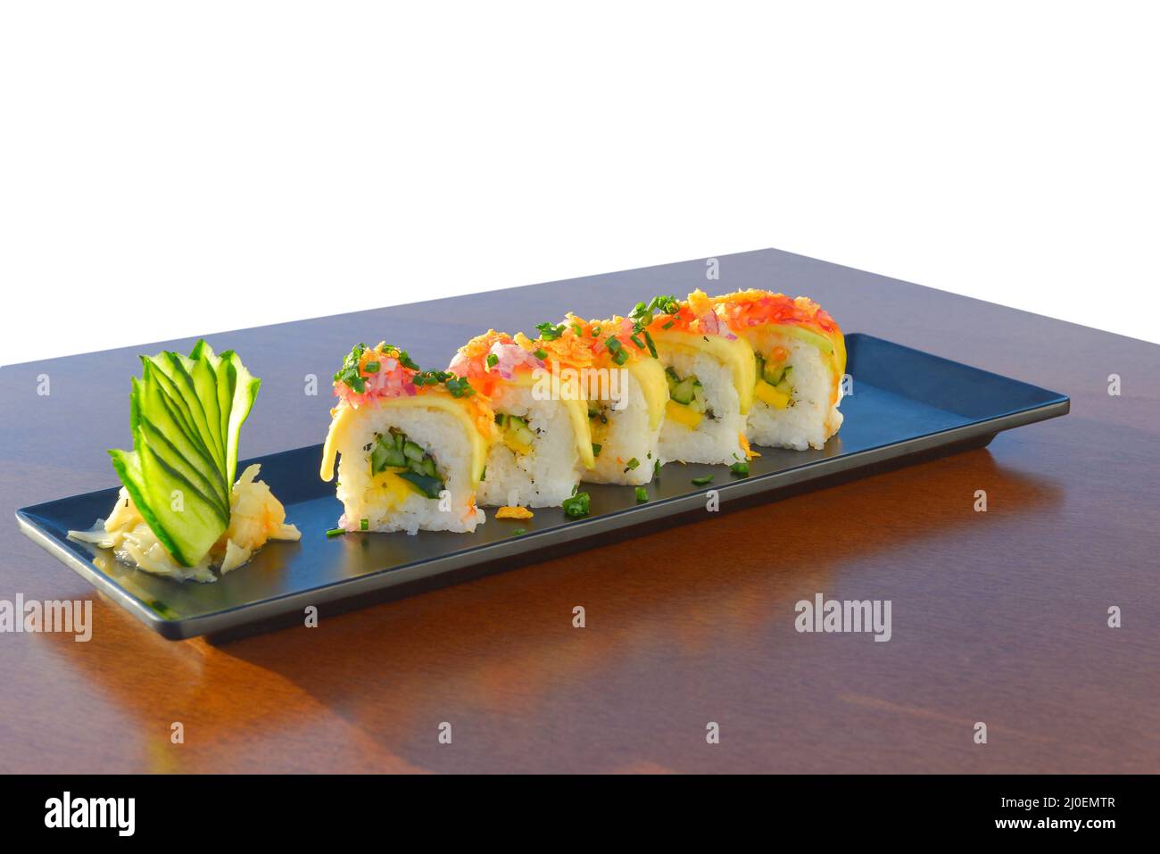 Sushi roll vegetariano con mango, cetriolo, prezzemolo. Foto Stock