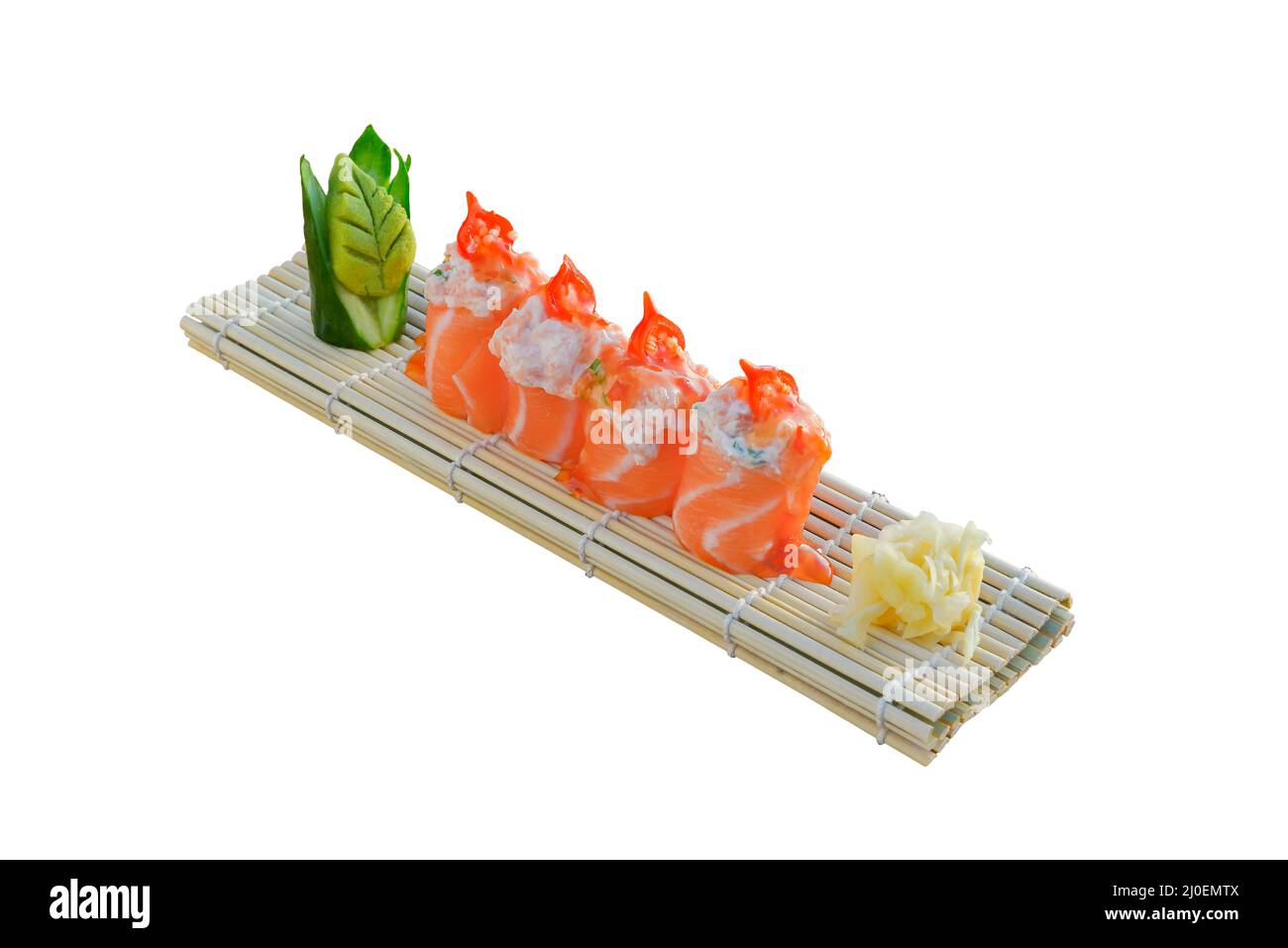 Rotolo di sashimi di salmone con salsa. Sfondo bianco isolato Foto Stock