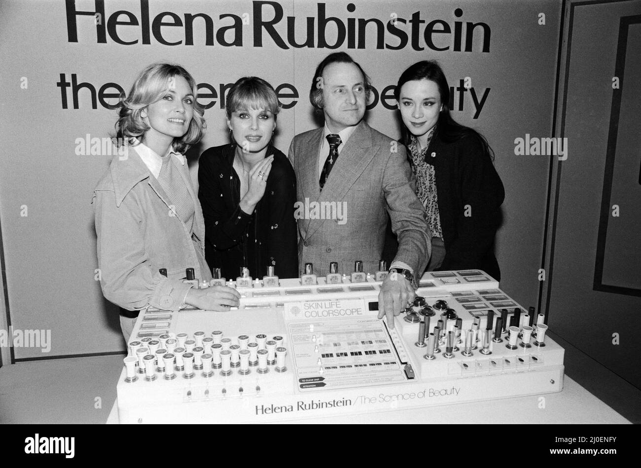 Lancio di Helena Rubinstein skin life colorscope make-up. David Jacobs stava comperando la dimostrazione. Nella foto (da sinistra a destra) Alexandra Bastido, Joanna Lumley, David Jacobs e Tina Chow. 4th aprile 1978. Foto Stock