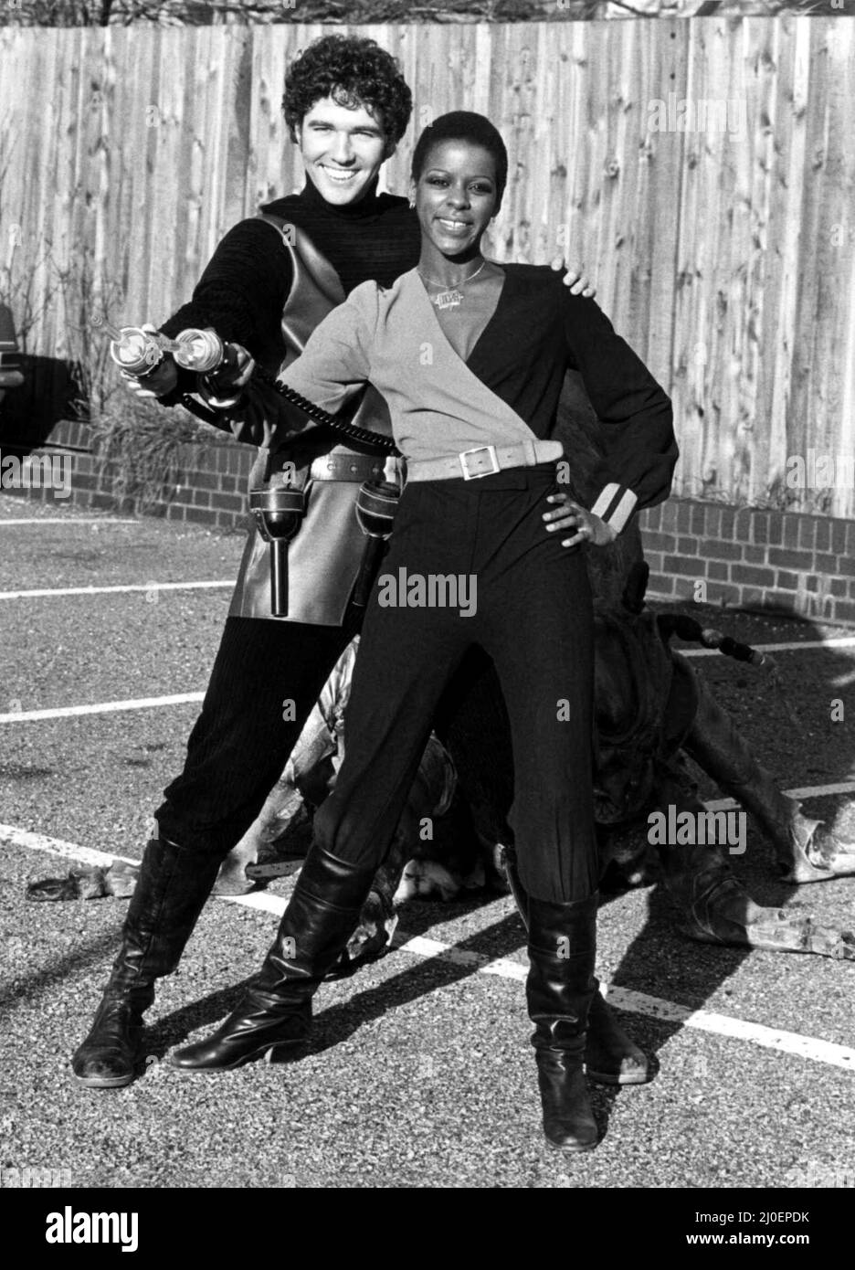 Programma televisivo - i sette nuovi membri del cast di Blake Josette Simon e Steven Pacey posano con un mutante, rock-eating, formica gigante 2 gennaio 1980 Foto Stock