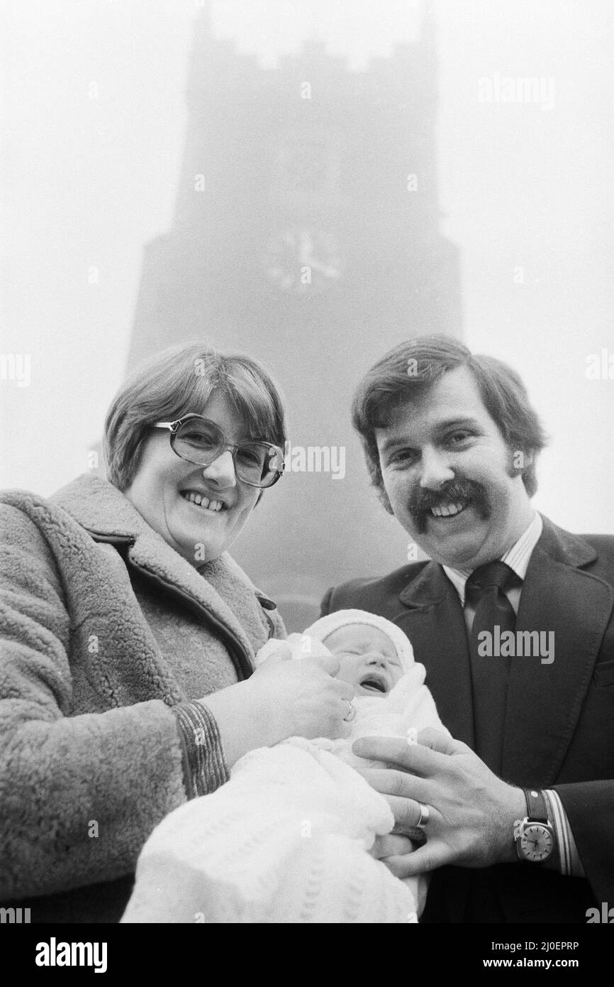 PC Graham Browne e sua moglie Yvonne posano con il loro figlio di otto settimane Clive Brown dopo la sua cerimonia di Natale alla chiesa di Sandringham, Norfolk. Alla cerimonia hanno partecipato anche i membri della Famiglia reale, tra cui la Regina, che soggiornano a Sandringham durante il periodo di Natale e Capodanno. Per coincidenza, il battesimo si è svolto negli stessi giorni del servizio familiare, portando undici membri della Famiglia reale a partecipare al battesimo. 8th gennaio 1978. Foto Stock