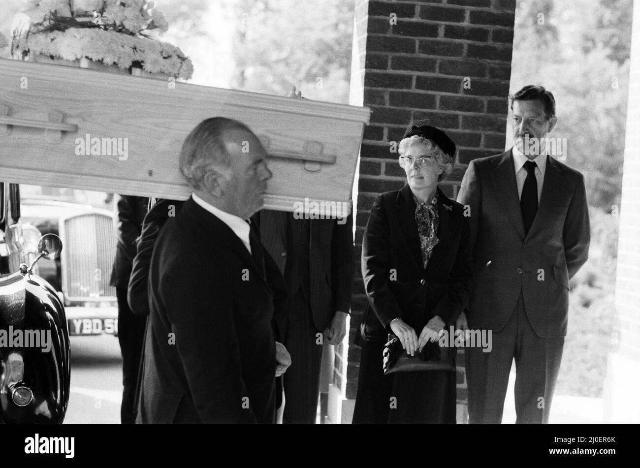 I funerali della vittima del ripper dello Yorkshire Barbara Leach hanno tenuto alla Chiesa parrocchiale di Kettering. I genitori di Barbara, David e Beryl Leach guardano insieme al fratello mentre la bara viene portata nel crematorio. 24th settembre 1979. Foto Stock