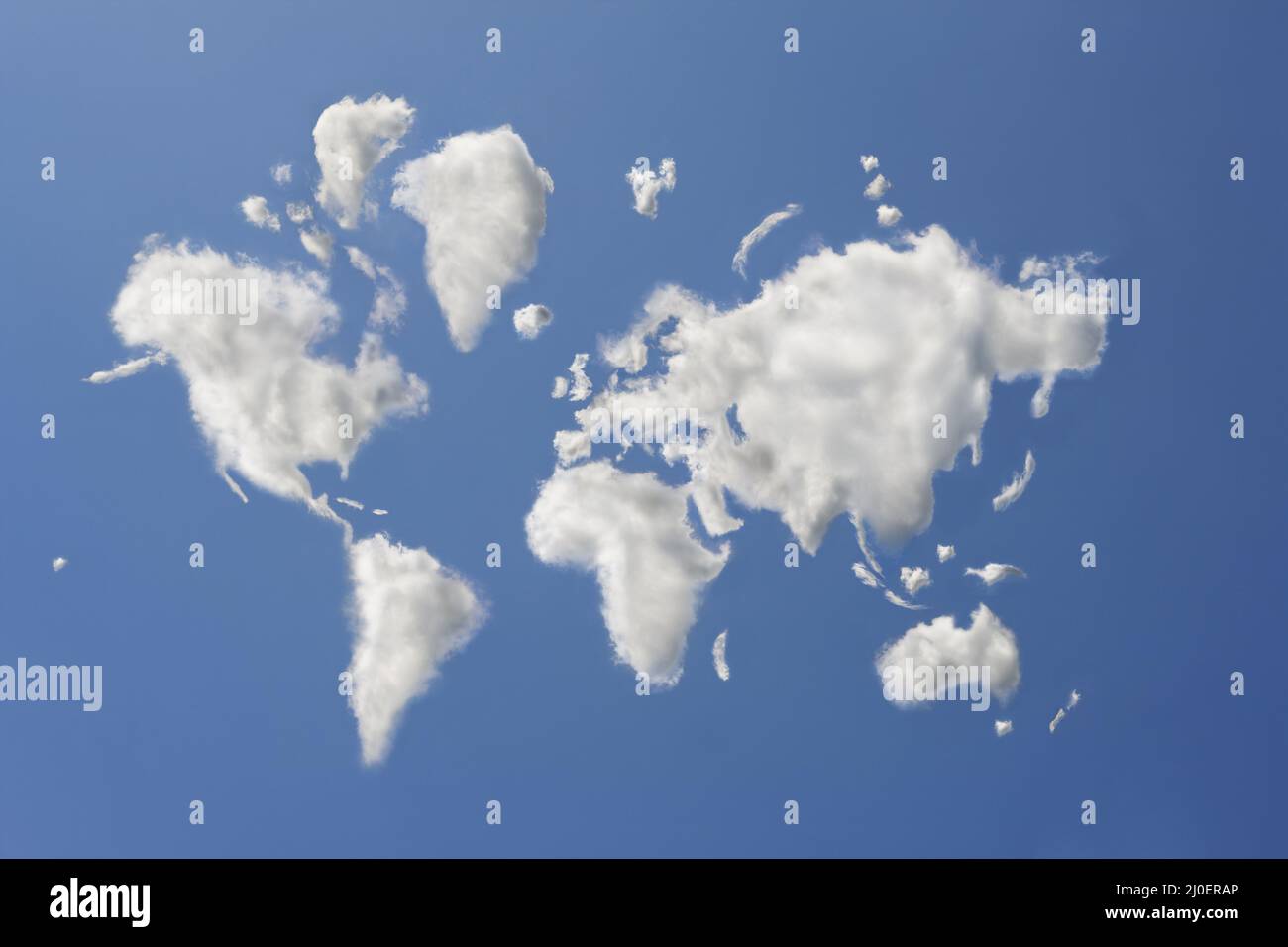 Composito digitale di un assortimento di nuvole che hanno formato la forma del mondo Foto Stock