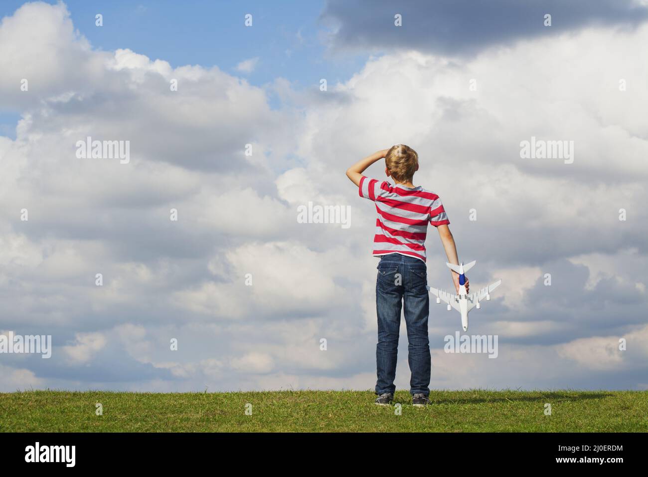 Pre teen caucasico ragazzo tenendo aereo modello Foto Stock