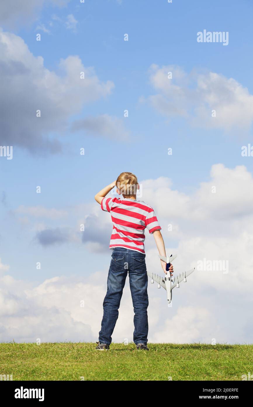 Pre teen caucasico ragazzo tenendo aereo modello Foto Stock