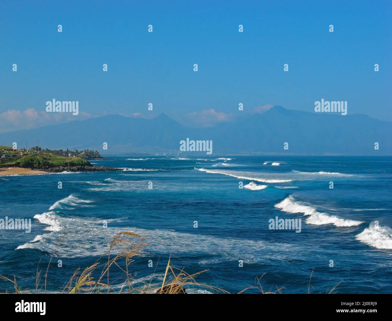 Grandi onde Break vicino Shore a Hookipa ho'okipa Beach Park sull'isola di Maui nelle Hawaii Foto Stock