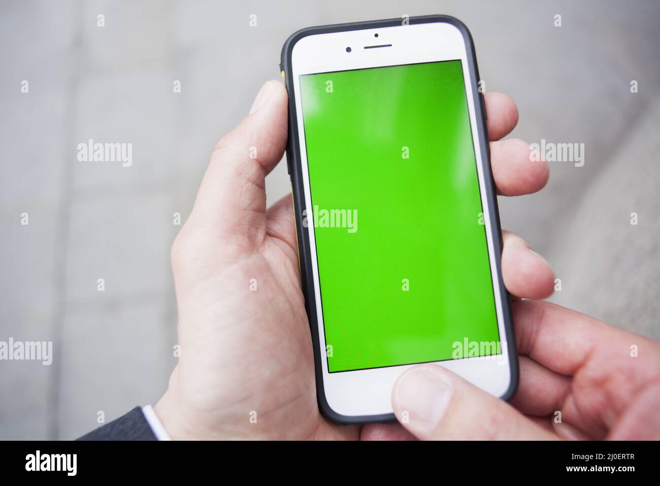 Punto di vista di un uomo che utilizza uno smartphone con uno schermo verde. Londra. Inghilterra. Foto Stock