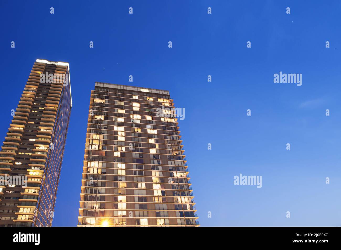 Moderni blocchi di appartamenti al tramonto Foto Stock