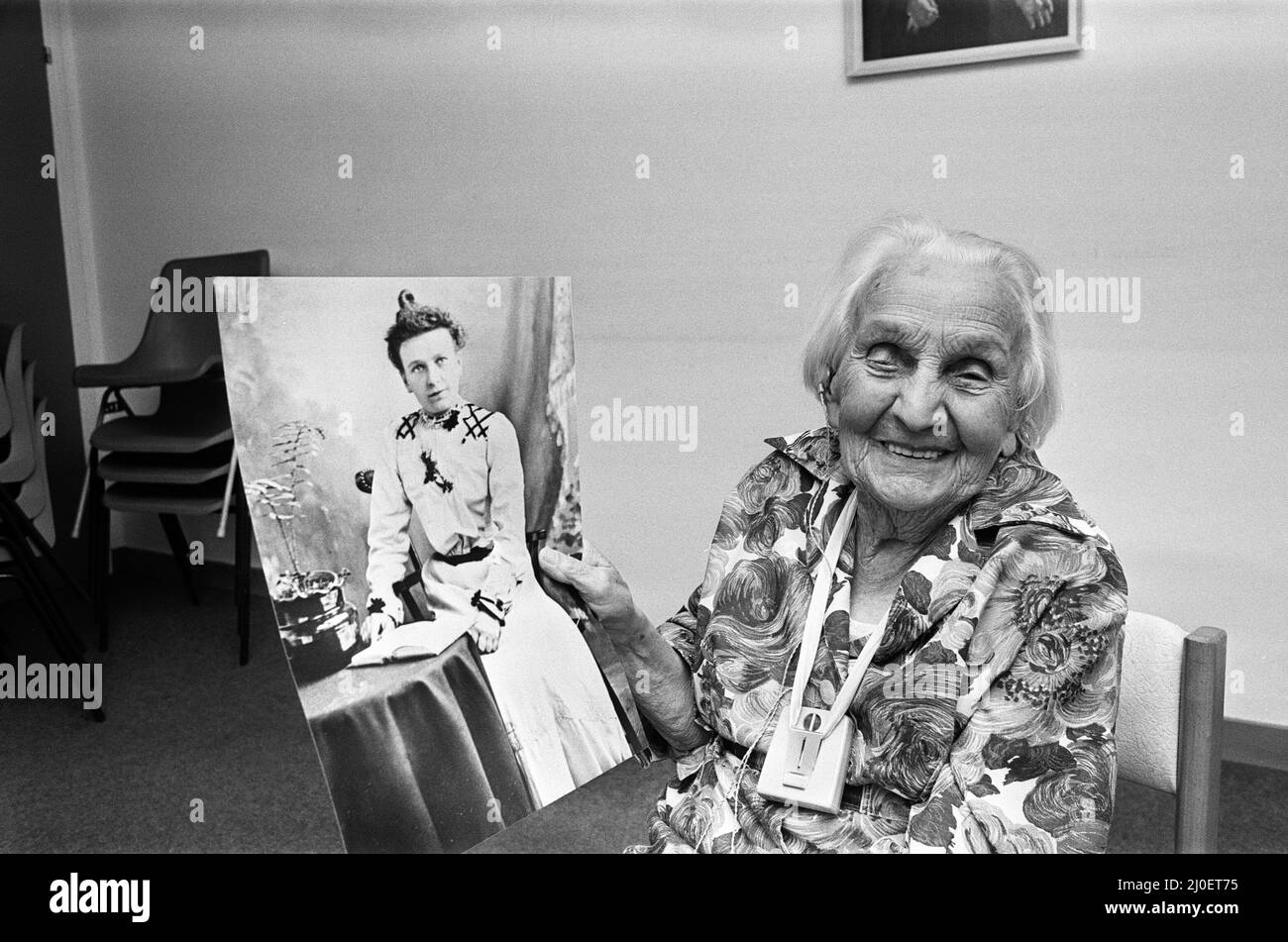 Kate Willison festeggia il suo 100th compleanno. Ha una foto di se stessa nel suo 20s. 27th settembre 1978. Foto Stock