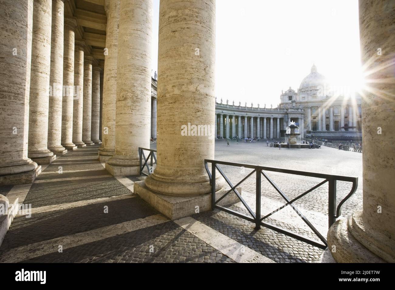 Basilica di San Pietro dal Colonnato Vaticano del Bernini, Roma, Italia Foto Stock