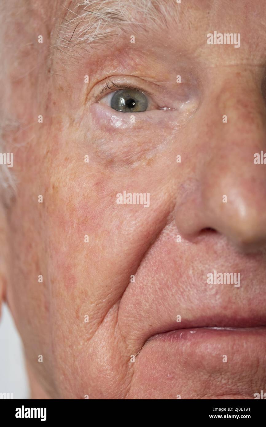 Ritratto dell'occhio di un manâ caucasico anziano Foto Stock
